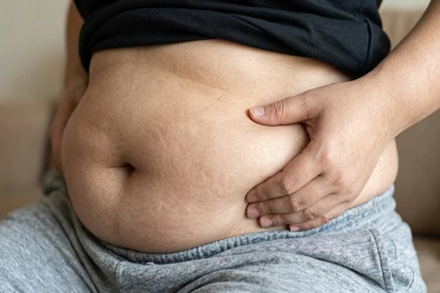 Vì sao người thức khuya hay bị tích mỡ bụng?